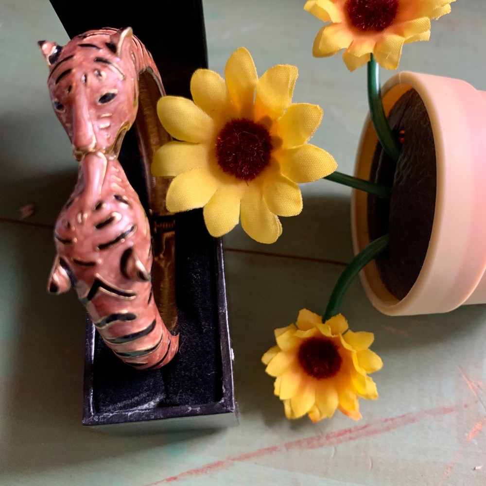 Double Headed Enameled Kissing Tigers Clamper NWOT